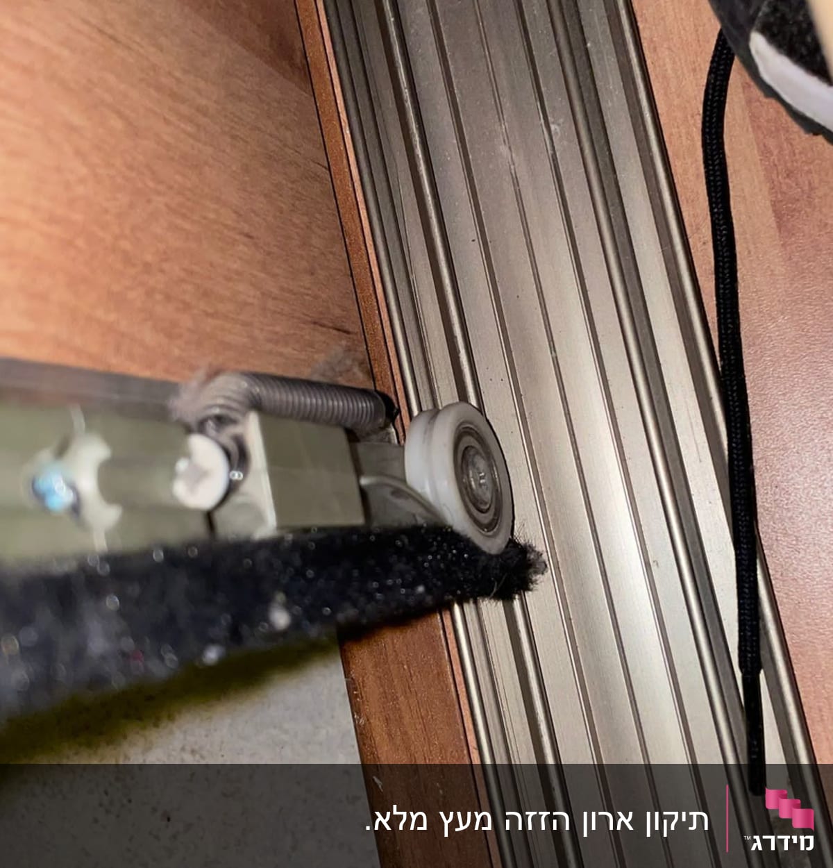 מסילה מתכתית עם גלגלת על עץ